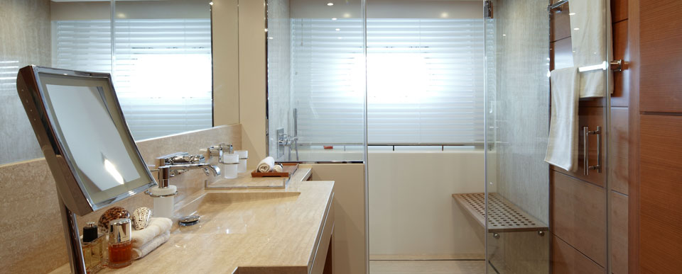 Cabine-douche-marbre-Travertin-nautisme-960x387