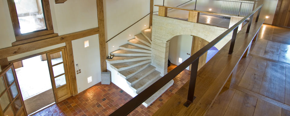 Escalier-rustique-pierre-calcaire-960x387