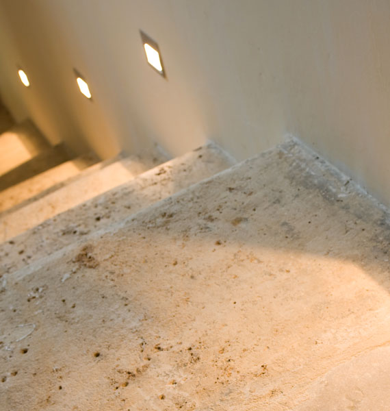 Escalier-rustique-pierre-calcaire
